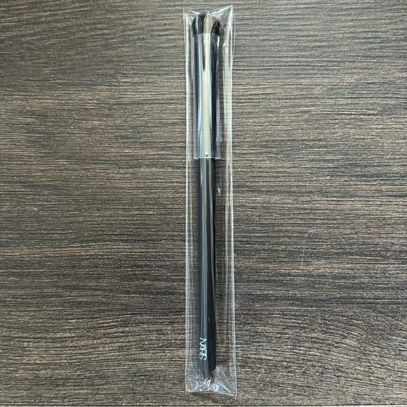 NARS #11 Soft Matte Complete Concealer Brush - Picture 3 of 3